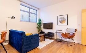 Modern 2- Bedroom Apartment In Central Redhill!